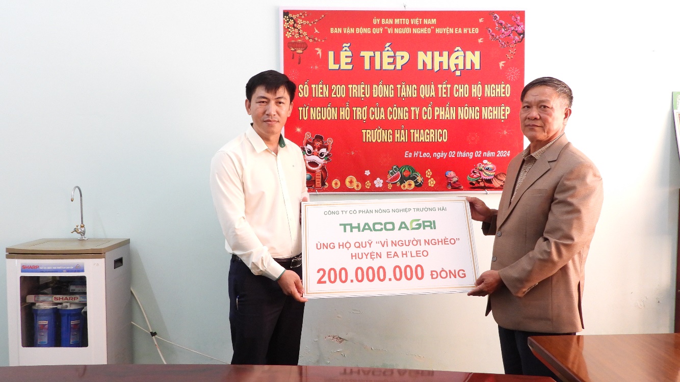 UBMTTQ Việt Nam huyện Ea H’leo tiếp nhận tiền ủng hộ quỹ vì người nghèo